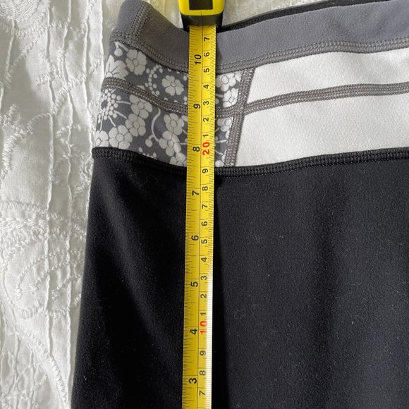 Lululemon Reverse Athletic Shorts High Rise 4.5" - Picture 12 of 13